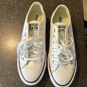 CHUCK TAYLOR ALL STAR LIFT SNEAKER IN WHITE & BLACK